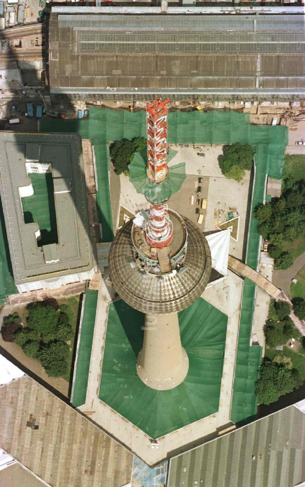 Berlin von oben - Erweiterung der Antennenspitze über der Kugel des Fernsehturm in Berlin, Deutschland