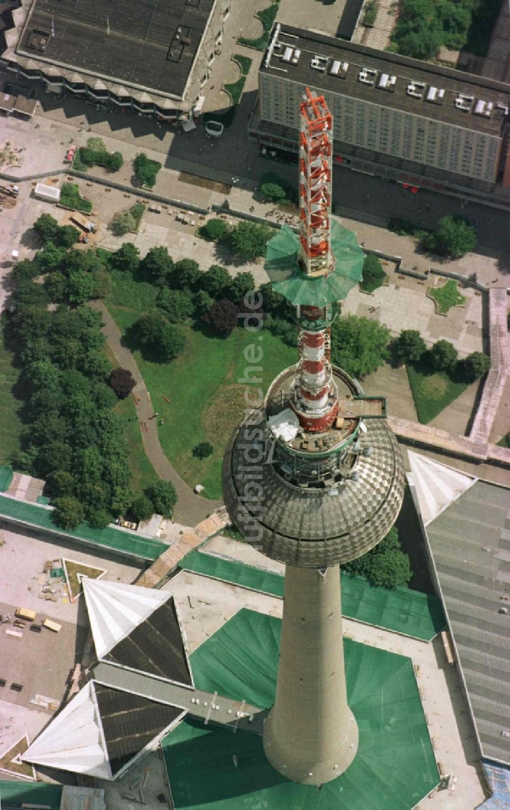 Berlin aus der Vogelperspektive: Erweiterung der Antennenspitze über der Kugel des Fernsehturm in Berlin, Deutschland