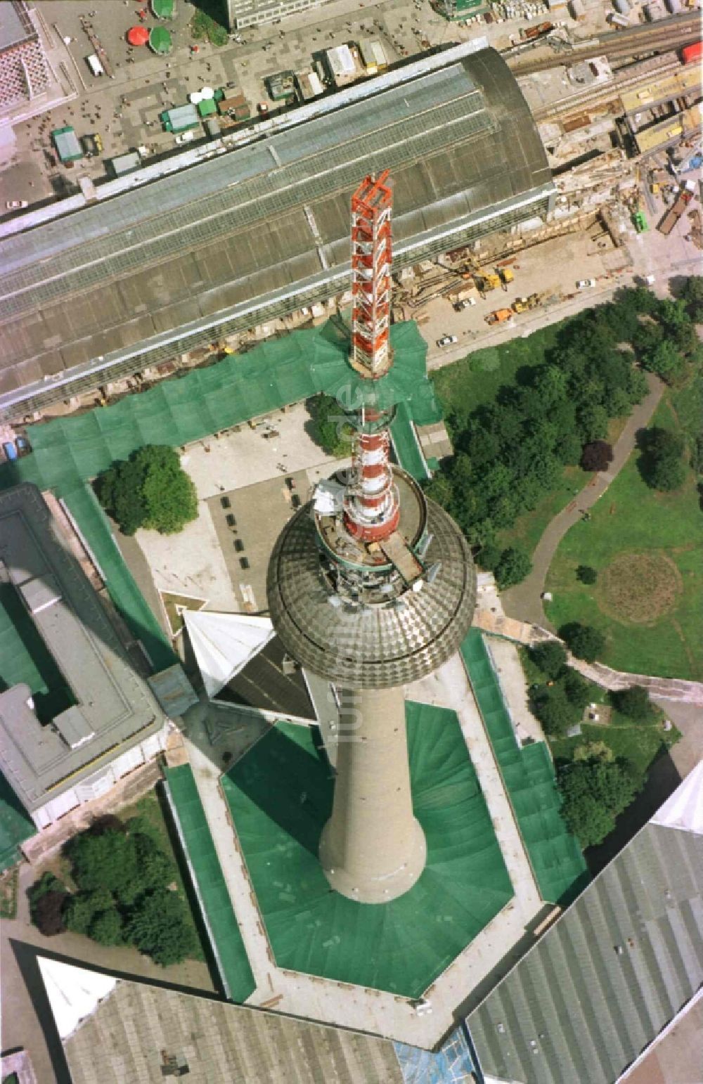 Luftbild Berlin - Erweiterung der Antennenspitze über der Kugel des Fernsehturm in Berlin, Deutschland