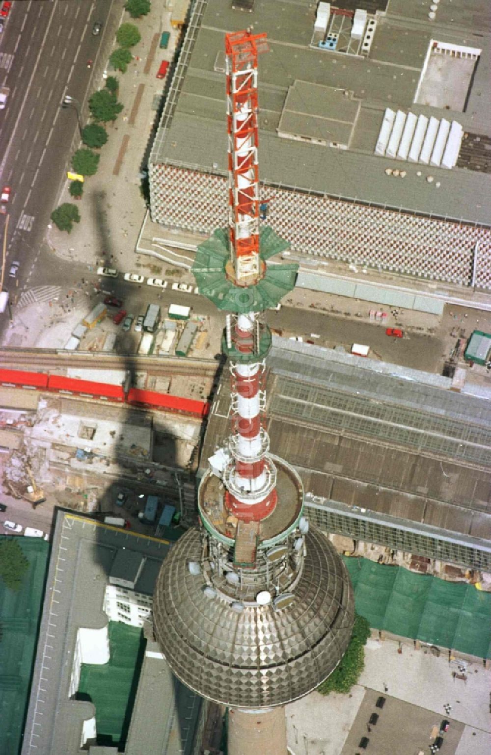 Berlin von oben - Erweiterung der Antennenspitze über der Kugel des Fernsehturm in Berlin, Deutschland