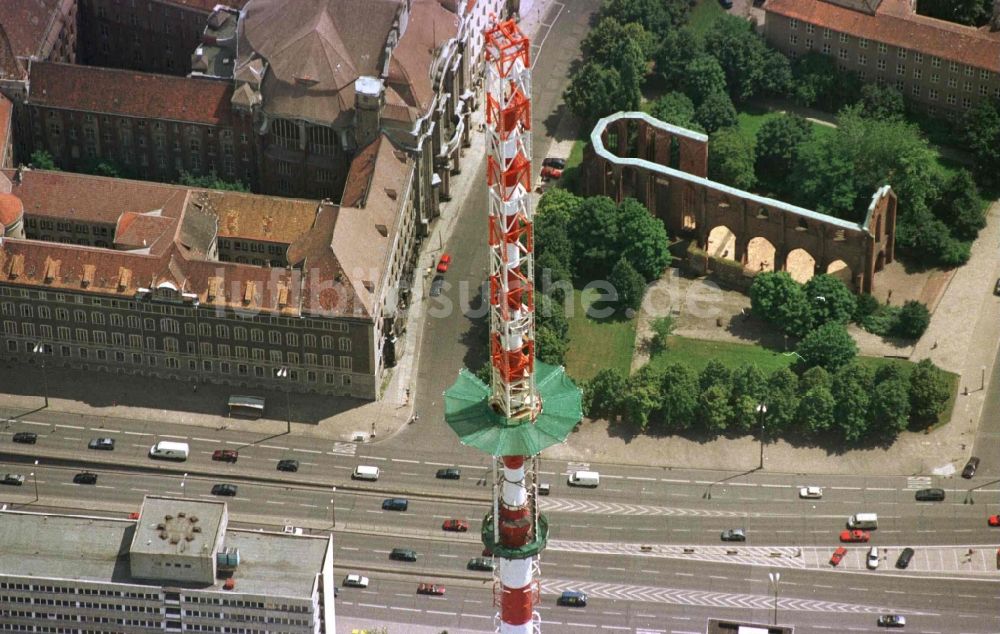 Berlin aus der Vogelperspektive: Erweiterung der Antennenspitze über der Kugel des Fernsehturm in Berlin, Deutschland
