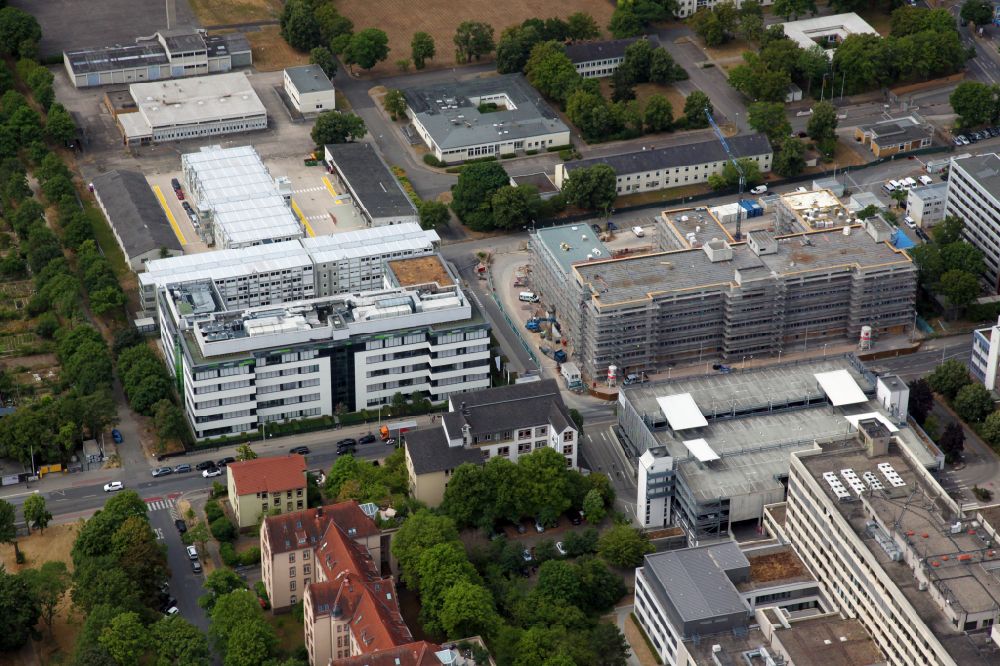 Mainz aus der Vogelperspektive: Erweiterung Forschungs- Gebäude und Bürokomplex des Unternehmens Biontech in Mainz im Bundesland Rheinland-Pfalz