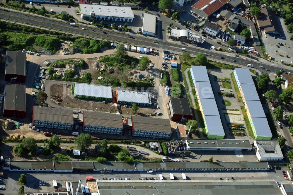 Berlin von oben - Erweiterungs- Baustelle Containerunterkunft für Flüchtlinge in Berlin Neukölln