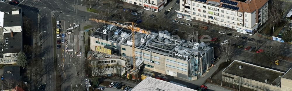 Berlin aus der Vogelperspektive: Erweiterungs- Baustelle auf dem Gelände der Berlin Chemie AG in Neukölln