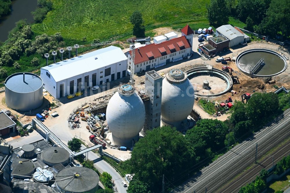 Hannover aus der Vogelperspektive: Erweiterungs Baustelle Klärwerk Herrenhausen in Hannover im Bundesland Niedersachsen, Deutschland