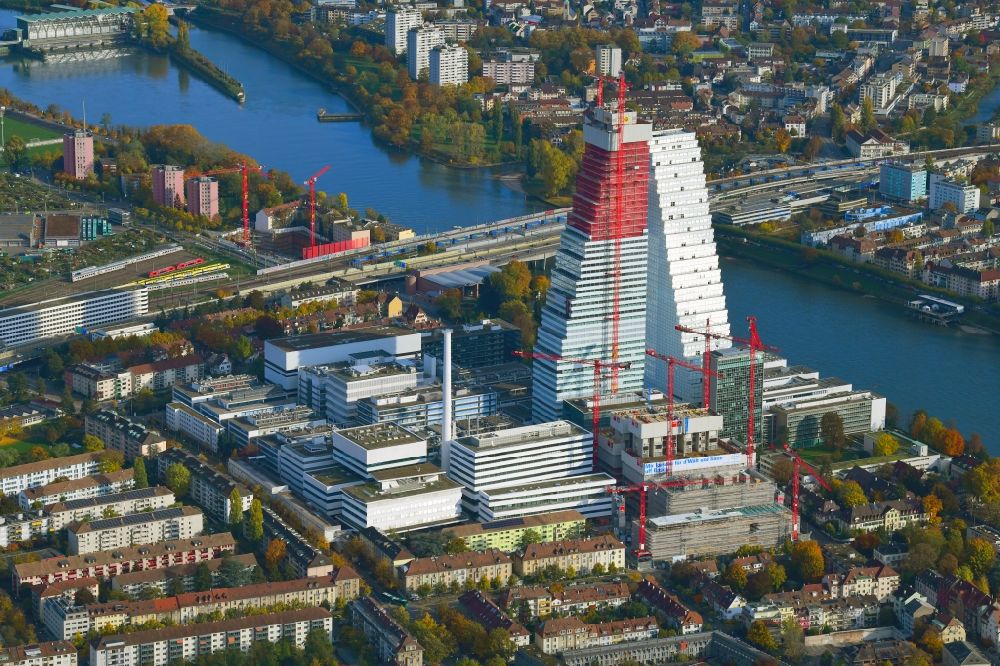 Basel aus der Vogelperspektive: Erweiterungs- Baustellen am Areal und Betriebsgelände der Pharmafirma Roche in Basel in der Schweiz