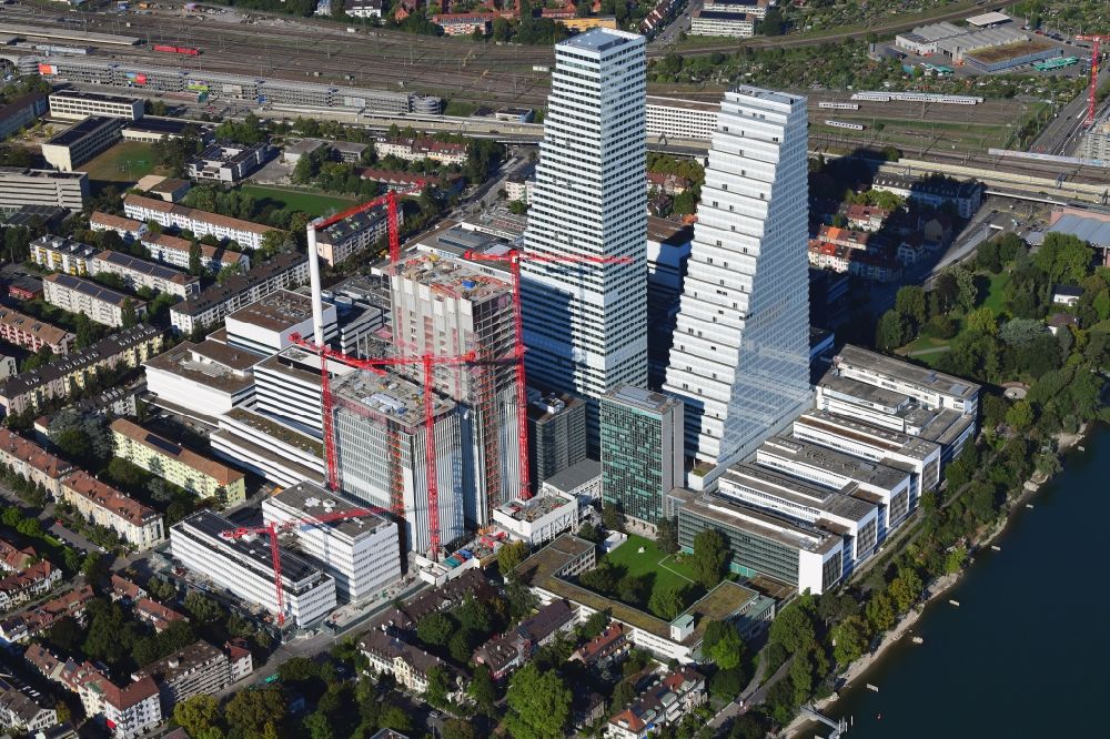 Luftaufnahme Basel - Erweiterungs- Baustellen am Areal und Betriebsgelände der Pharmafirma Roche in Basel in der Schweiz