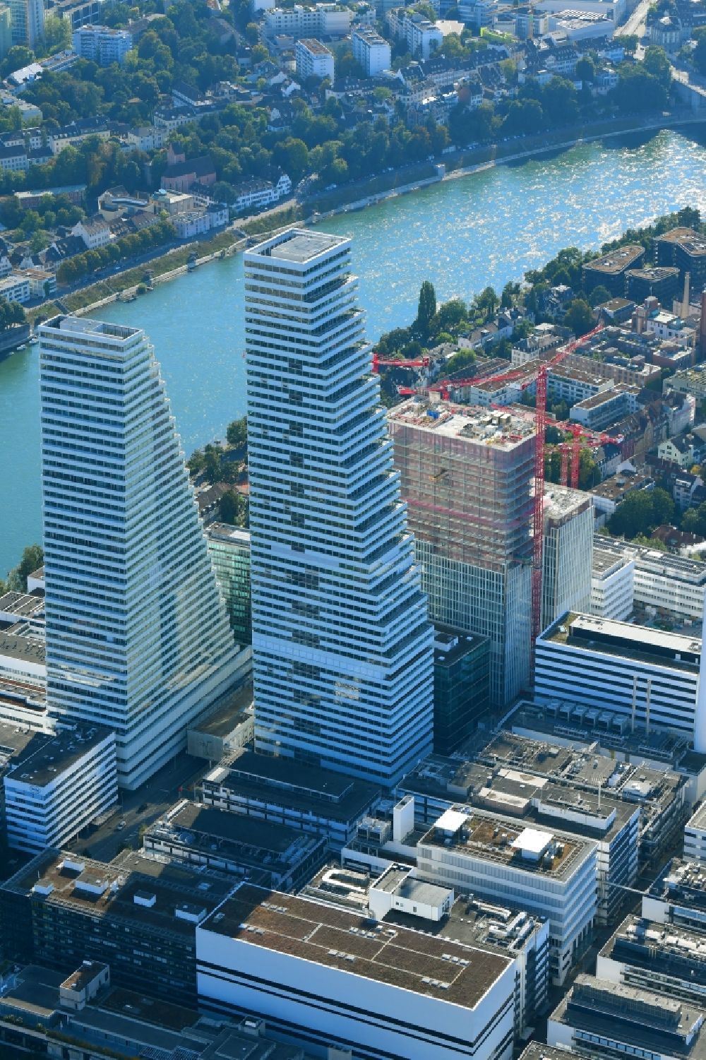 Luftaufnahme Basel - Erweiterungs- Baustellen am Areal und Betriebsgelände der Pharmafirma Roche in Basel in der Schweiz