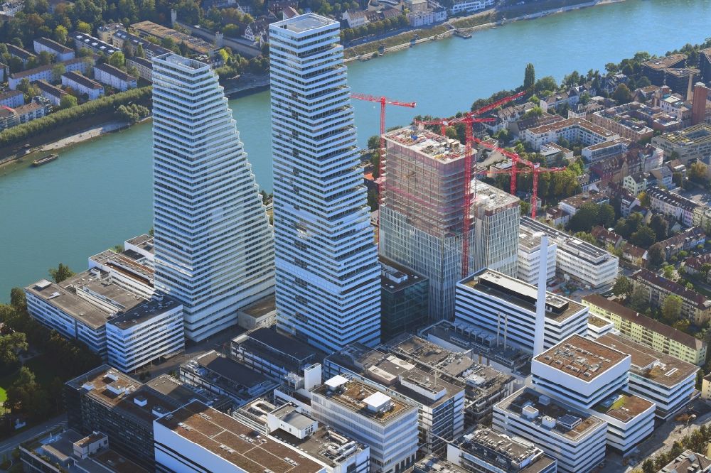 Basel von oben - Erweiterungs- Baustellen am Areal und Betriebsgelände der Pharmafirma Roche in Basel in der Schweiz
