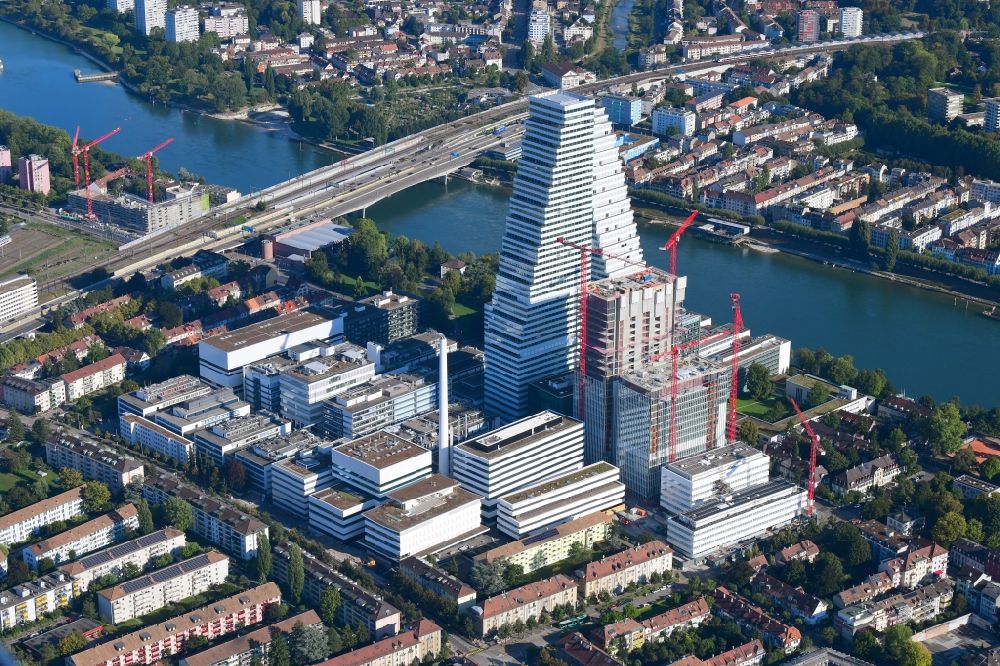 Basel aus der Vogelperspektive: Erweiterungs- Baustellen am Areal und Betriebsgelände der Pharmafirma Roche in Basel in der Schweiz