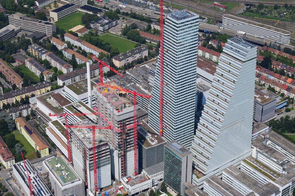 Basel von oben - Erweiterungs- Baustellen am Areal und Betriebsgelände der Pharmafirma Roche in Basel in der Schweiz