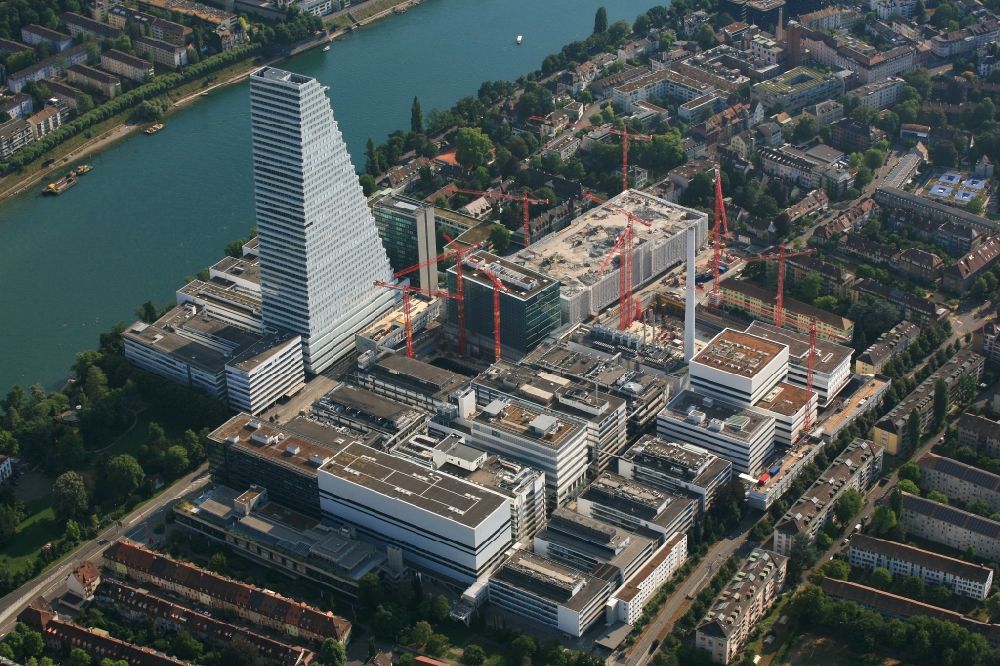 Basel aus der Vogelperspektive: Erweiterungs- Baustellen am Areal und Betriebsgelände der Pharmafirma Roche mit dem Roche- Turm - Hochhaus in Basel in der Schweiz