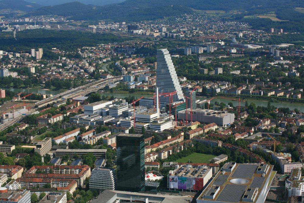 Basel von oben - Erweiterungs- Baustellen am Areal und Betriebsgelände der Pharmafirma Roche mit dem Roche- Turm - Hochhaus in Basel in der Schweiz