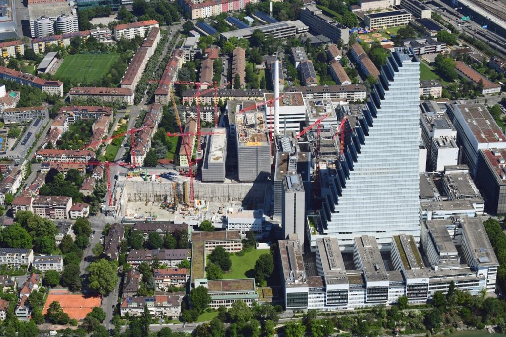 Basel aus der Vogelperspektive: Erweiterungs- Baustellen auf dem Areal und Betriebsgelände der Pharmafirma Roche mit dem Roche- Turm - Hochhaus in Basel in der Schweiz