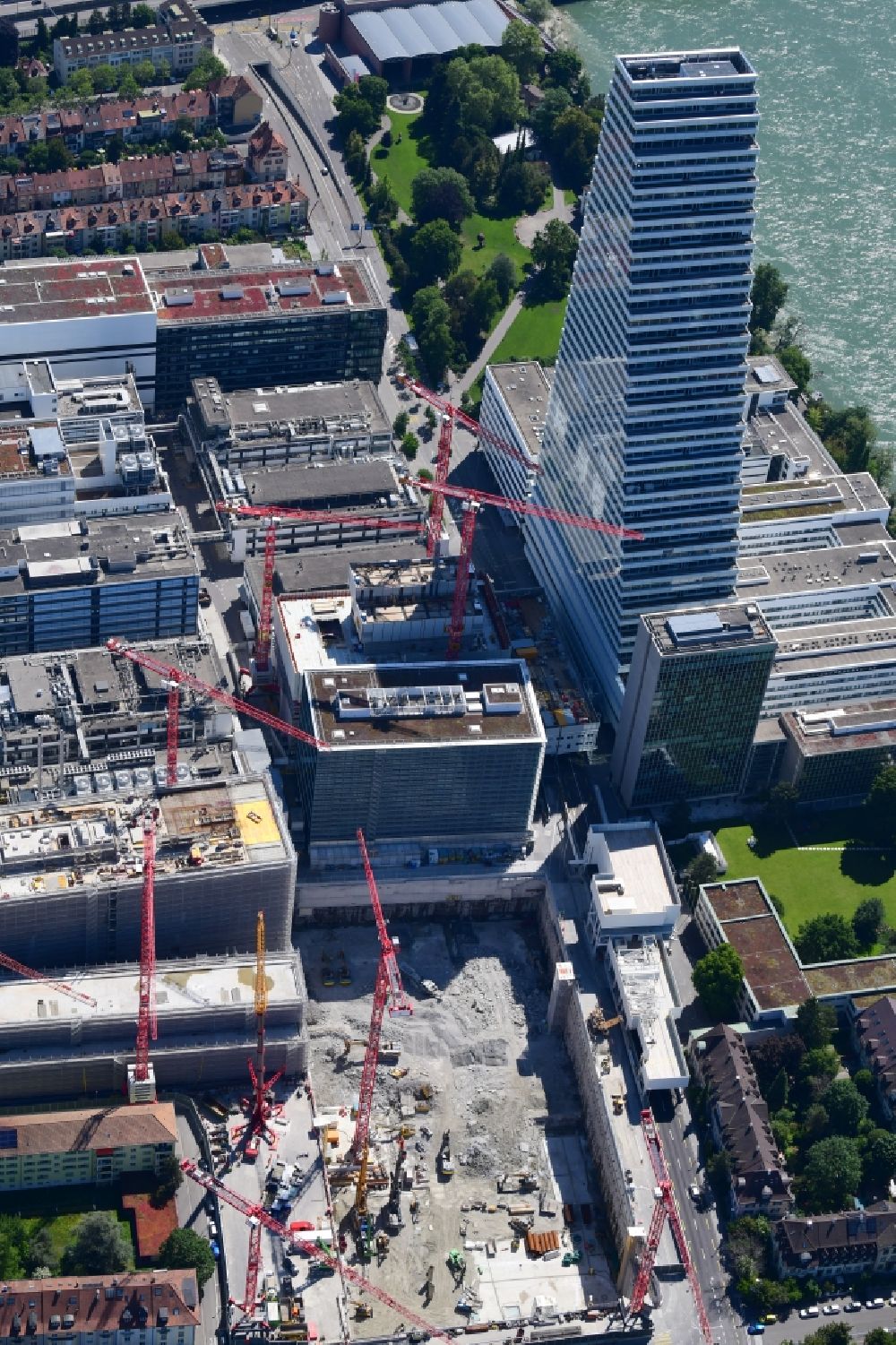 Luftaufnahme Basel - Erweiterungs- Baustellen auf dem Areal und Betriebsgelände der Pharmafirma Roche mit dem Roche- Turm - Hochhaus in Basel in der Schweiz