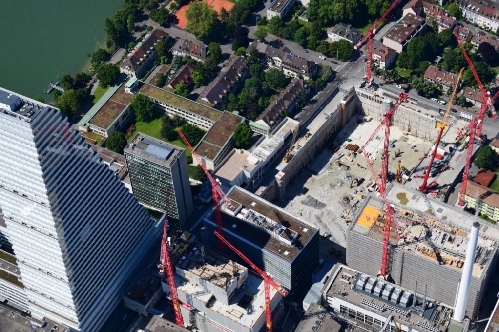 Basel von oben - Erweiterungs- Baustellen auf dem Areal und Betriebsgelände der Pharmafirma Roche mit dem Roche- Turm - Hochhaus in Basel in der Schweiz