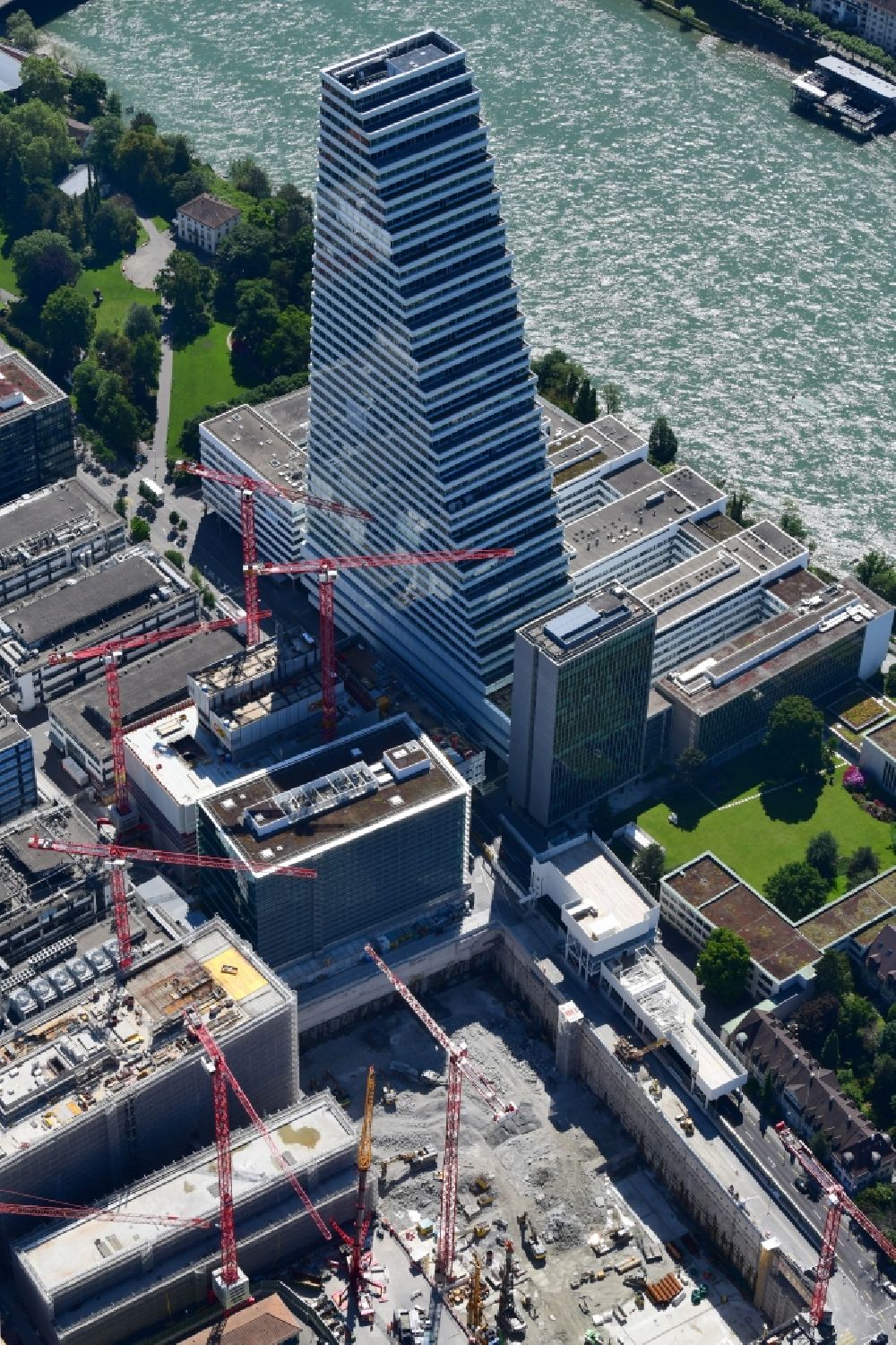 Basel aus der Vogelperspektive: Erweiterungs- Baustellen auf dem Areal und Betriebsgelände der Pharmafirma Roche mit dem Roche- Turm - Hochhaus in Basel in der Schweiz