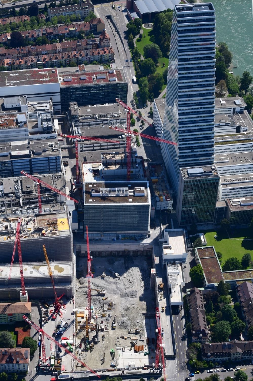 Luftbild Basel - Erweiterungs- Baustellen auf dem Areal und Betriebsgelände der Pharmafirma Roche mit dem Roche- Turm - Hochhaus in Basel in der Schweiz