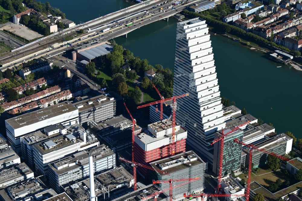 Luftbild Basel - Erweiterungs- Baustellen am Areal und Betriebsgelände der Pharmafirma Roche mit dem Roche- Turm - Hochhaus in Basel in der Schweiz