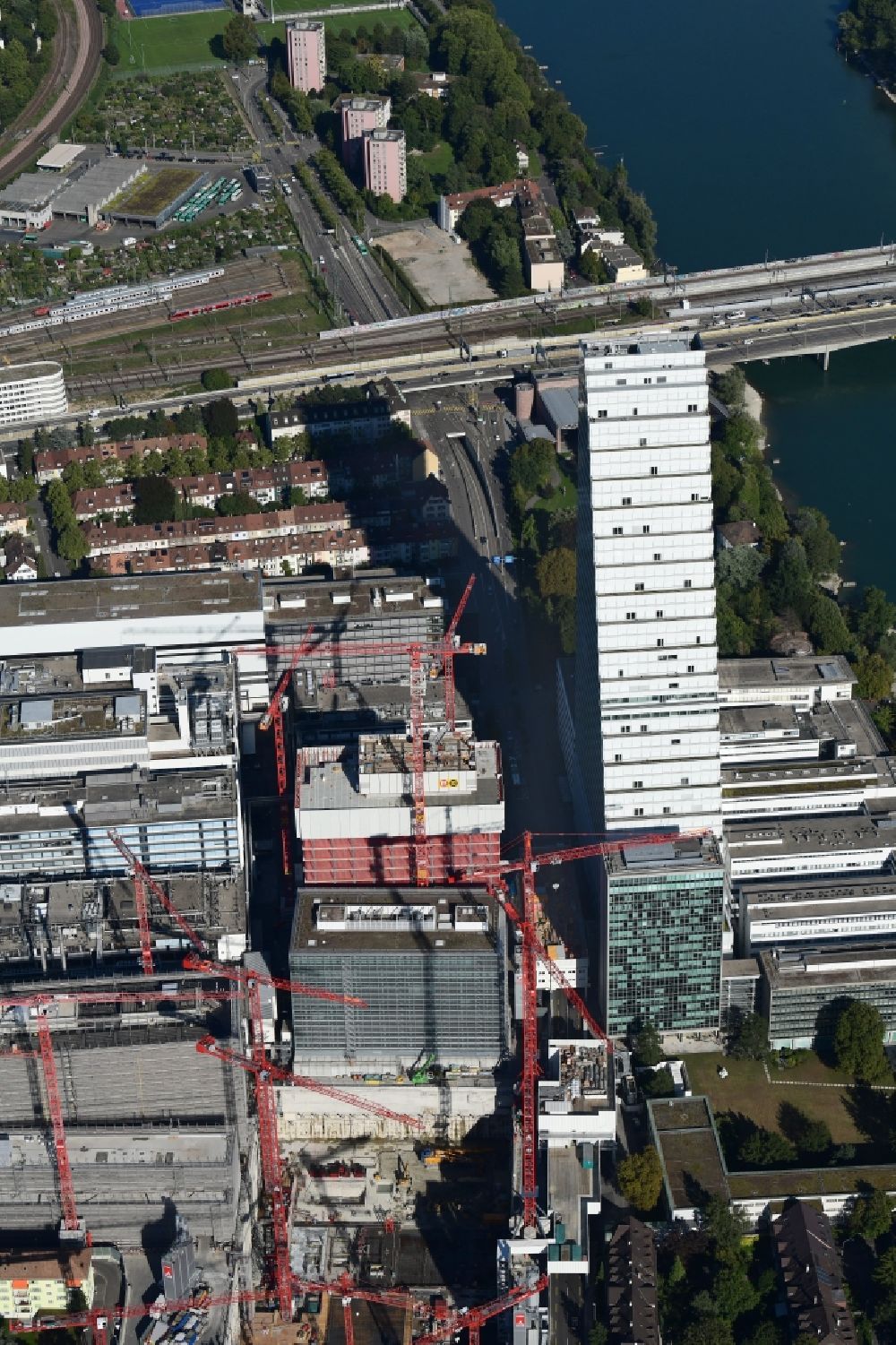 Luftaufnahme Basel - Erweiterungs- Baustellen am Areal und Betriebsgelände der Pharmafirma Roche mit dem Roche- Turm - Hochhaus in Basel in der Schweiz