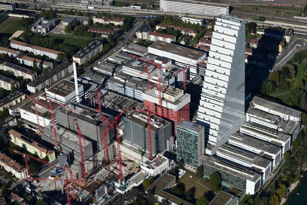 Basel aus der Vogelperspektive: Erweiterungs- Baustellen am Areal und Betriebsgelände der Pharmafirma Roche mit dem Roche- Turm - Hochhaus in Basel in der Schweiz