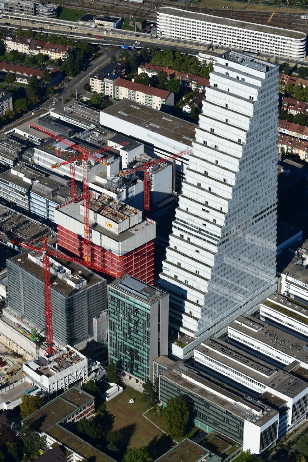 Luftbild Basel - Erweiterungs- Baustellen am Areal und Betriebsgelände der Pharmafirma Roche mit dem Roche- Turm - Hochhaus in Basel in der Schweiz