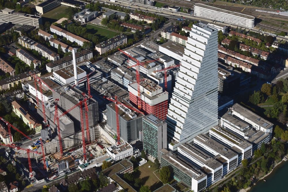 Luftaufnahme Basel - Erweiterungs- Baustellen am Areal und Betriebsgelände der Pharmafirma Roche mit dem Roche- Turm - Hochhaus in Basel in der Schweiz