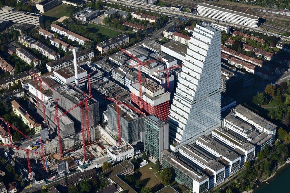 Basel von oben - Erweiterungs- Baustellen am Areal und Betriebsgelände der Pharmafirma Roche mit dem Roche- Turm - Hochhaus in Basel in der Schweiz