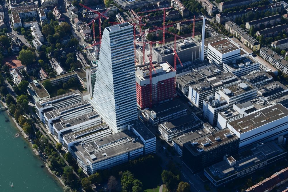 Basel aus der Vogelperspektive: Erweiterungs- Baustellen und Baukräne am Areal und Betriebsgelände der Pharmafirma Roche mit dem Roche- Turm - Hochhaus in Basel in der Schweiz