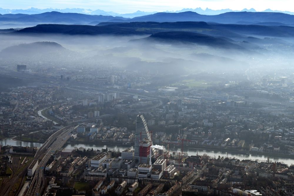 Luftaufnahme Basel - Erweiterungs- Baustellen und Baukräne am Areal und Betriebsgelände der Pharmafirma Roche mit dem Roche- Turm - Hochhaus in Basel in der Schweiz