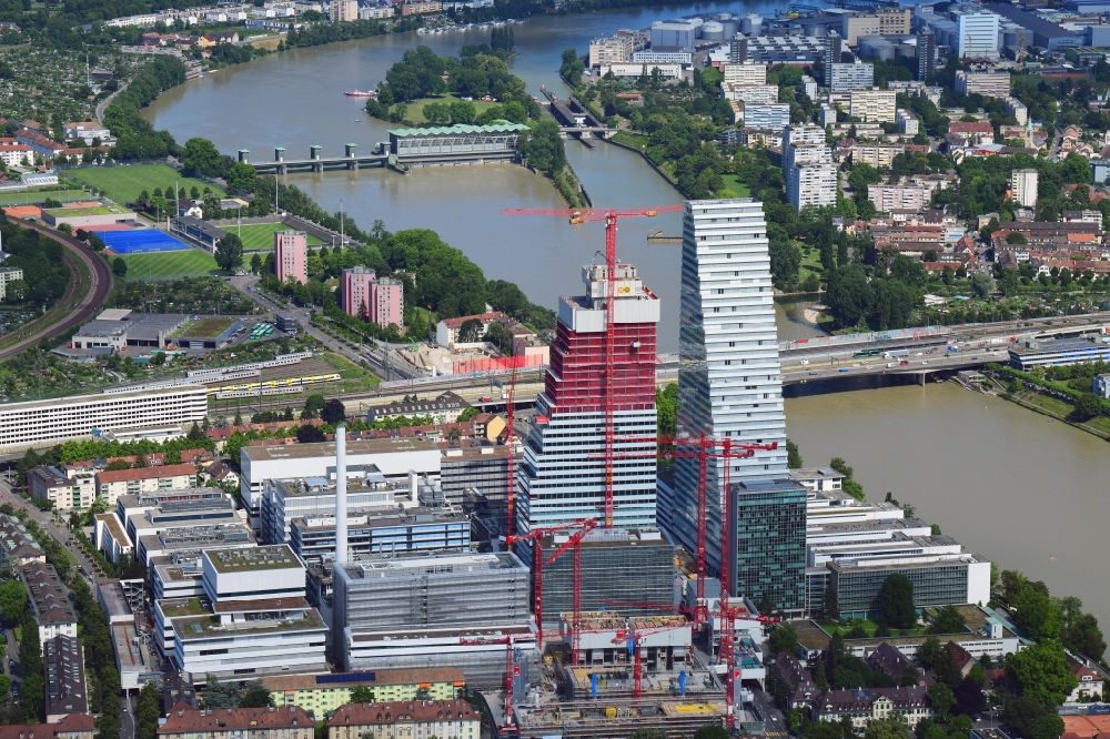 Basel von oben - Erweiterungs- Baustellen und Baukräne am Areal und Betriebsgelände der Pharmafirma Roche mit dem Roche- Turm - Hochhaus in Basel in der Schweiz