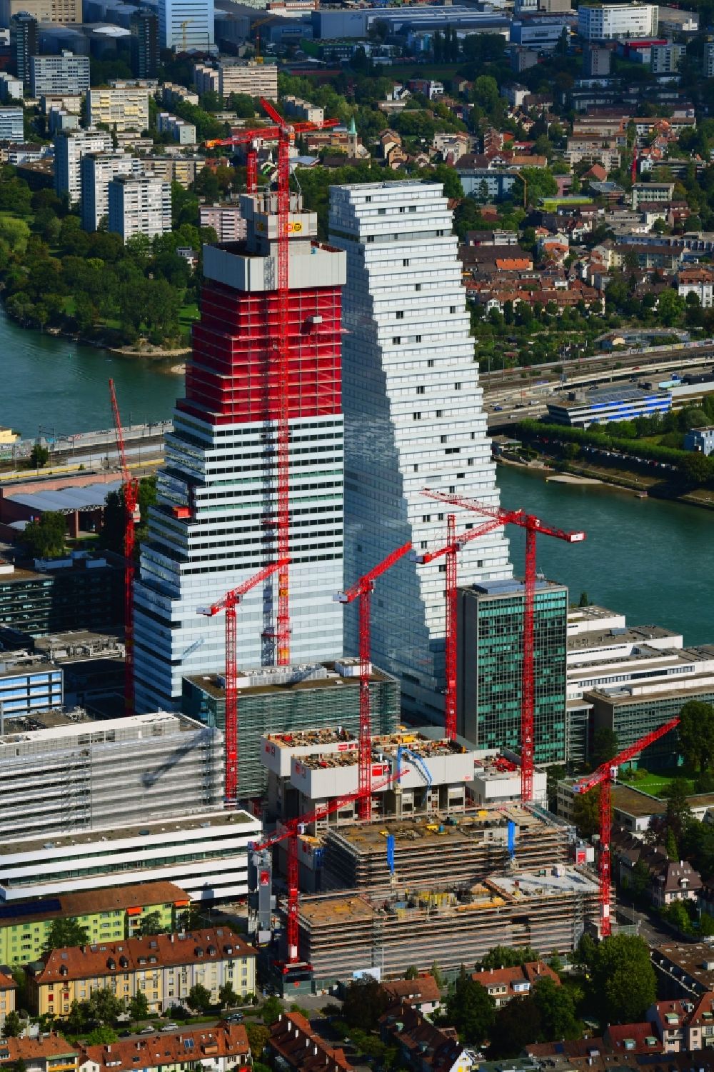 Basel von oben - Erweiterungs- Baustellen und Baukräne am Areal und Betriebsgelände der Pharmafirma Roche mit dem Roche- Turm - Hochhaus in Basel in der Schweiz