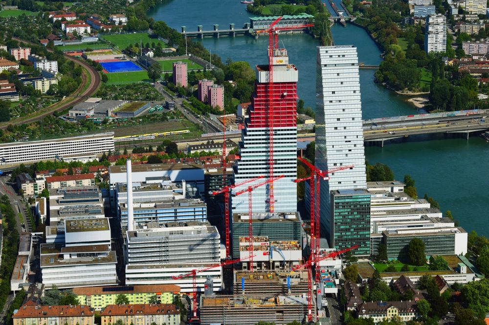 Basel aus der Vogelperspektive: Erweiterungs- Baustellen und Baukräne am Areal und Betriebsgelände der Pharmafirma Roche mit dem Roche- Turm - Hochhaus in Basel in der Schweiz