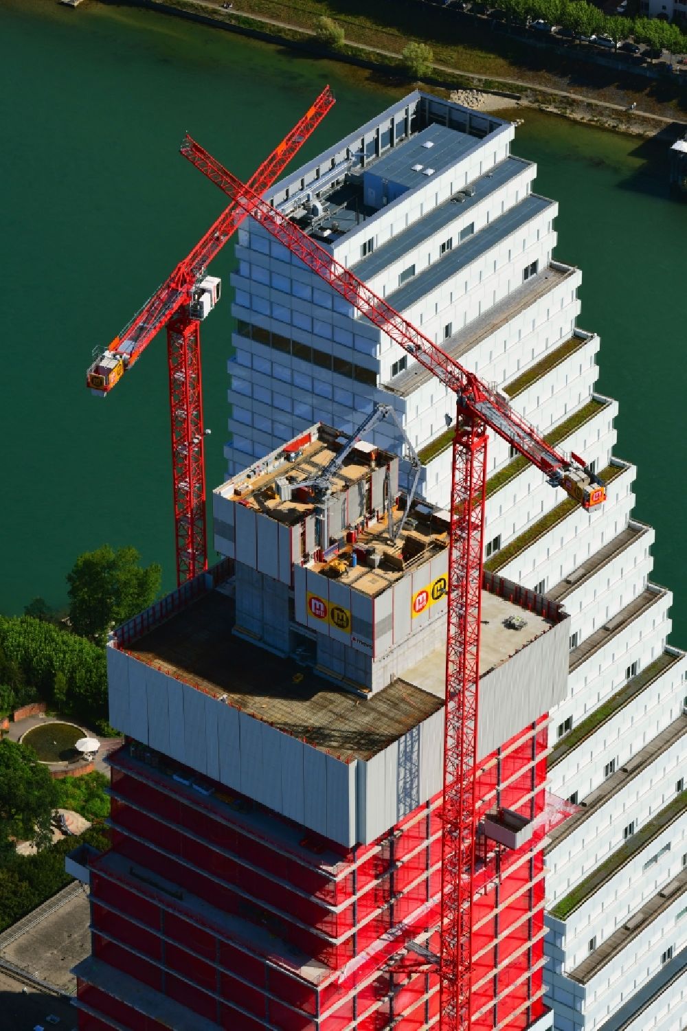 Luftbild Basel - Erweiterungs- Baustellen und Baukräne am Areal und Betriebsgelände der Pharmafirma Roche mit dem Roche- Turm - Hochhaus in Basel in der Schweiz
