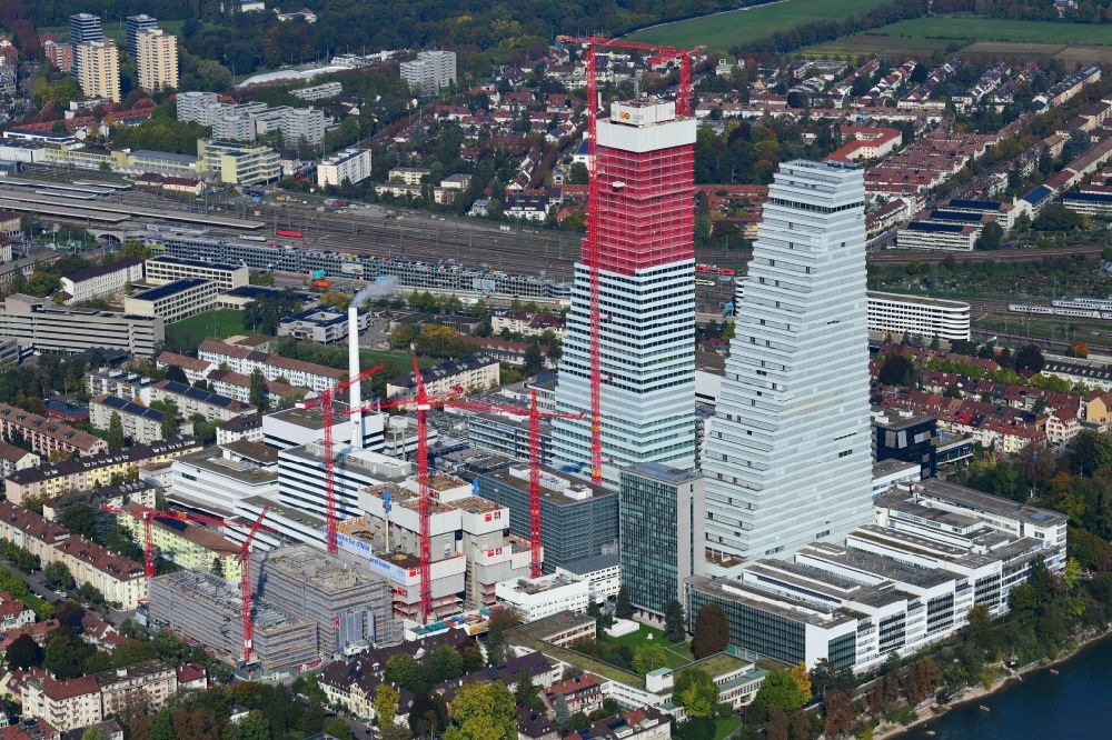 Luftbild Basel - Erweiterungs- Baustellen und Baukräne am Areal und Betriebsgelände der Pharmafirma Roche mit dem Roche- Turm - Hochhaus in Basel in der Schweiz
