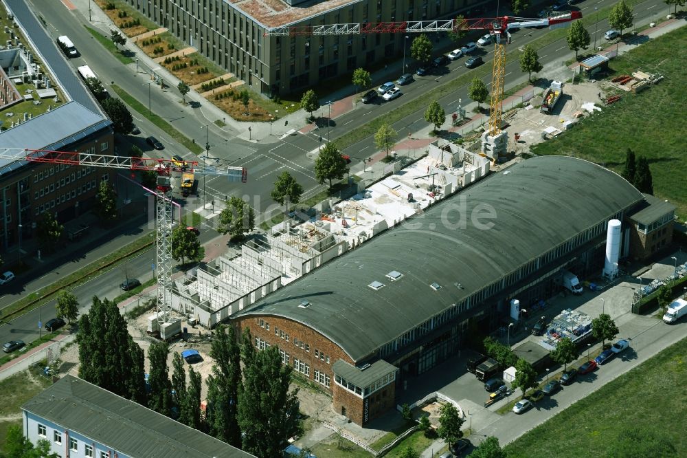 Berlin aus der Vogelperspektive: Erweiterungs - Neubau - Baustelle auf dem Firmengelände der AirLiquide im Stadtteil Adlershof in Berlin, Deutschland