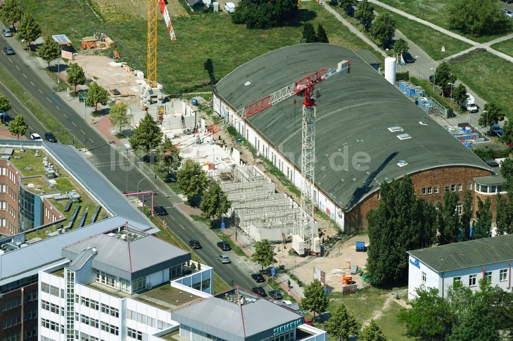 Luftaufnahme Berlin - Erweiterungs - Neubau - Baustelle auf dem Firmengelände der AirLiquide im Stadtteil Adlershof in Berlin, Deutschland