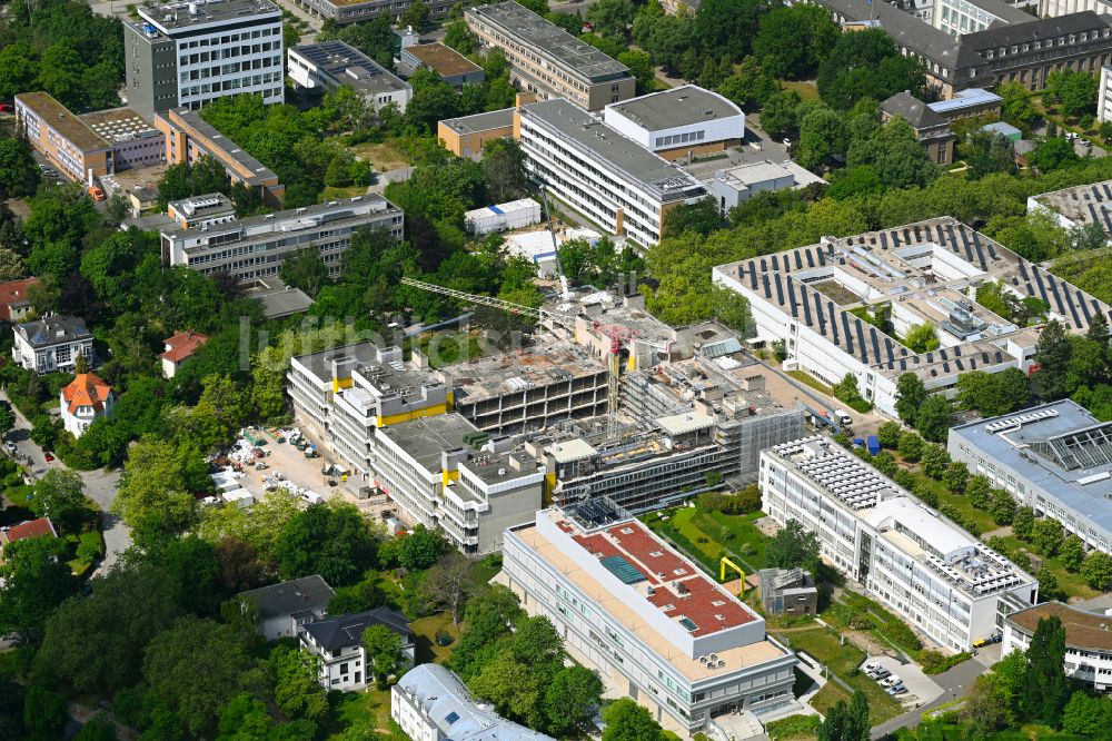 Luftaufnahme Berlin - Erweiterungs- Neubau- Baustelle am Gebäudekomplex des Institut für Chemie und Biochemie der Freien Universität in Berlin, Deutschland