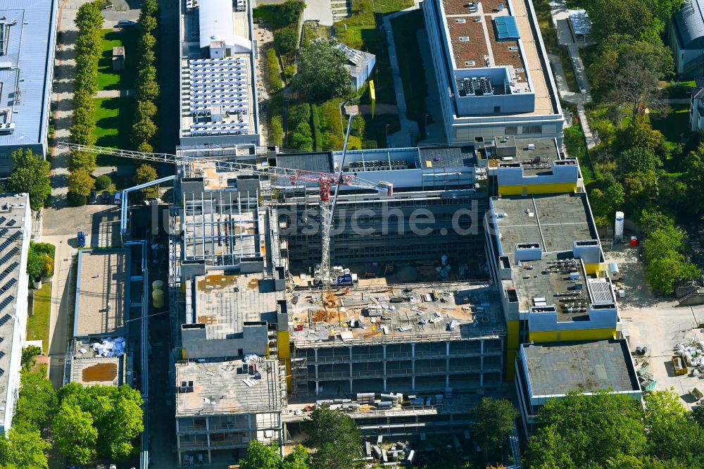 Luftbild Berlin - Erweiterungs- Neubau- Baustelle am Gebäudekomplex des Institut für Chemie und Biochemie der Freien Universität in Berlin, Deutschland