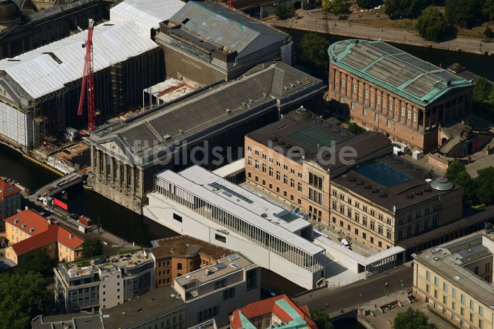 Berlin aus der Vogelperspektive: Erweiterungs- Neubau- Baustelle am Museums- Gebäude- Ensemble James-Simon-Galerie in Berlin, Deutschland