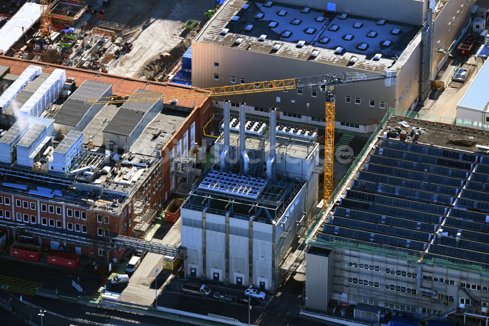 Luftbild München - Erweiterungs - Neubau - Baustelle auf dem Werksgelände am Blockheizkraftwerk der BMW Werk in München im Bundesland Bayern, Deutschland