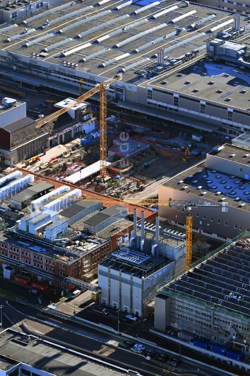 München von oben - Erweiterungs - Neubau - Baustelle auf dem Werksgelände am Blockheizkraftwerk der BMW Werk in München im Bundesland Bayern, Deutschland