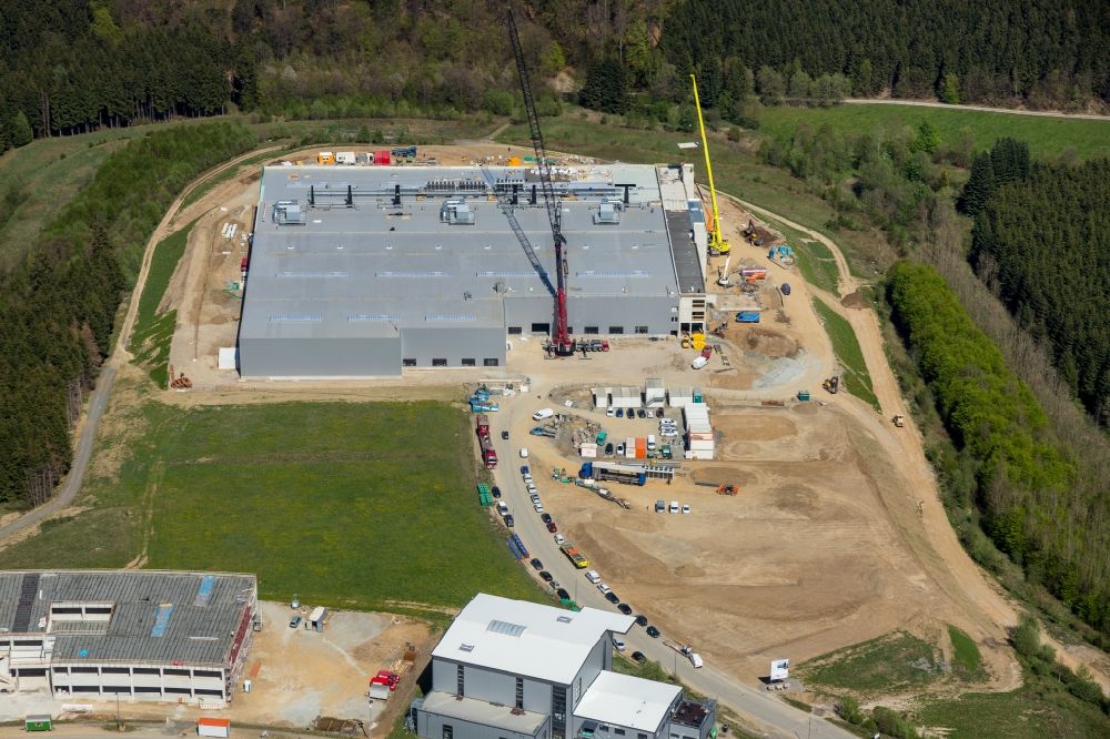 Luftbild Altena - Erweiterungs - Neubau - Baustelle auf dem Werksgelände im Gewerbegebiet in Rosmart im Bundesland Nordrhein-Westfalen, Deutschland