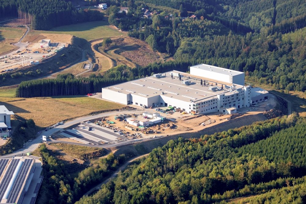 Luftaufnahme Altena - Erweiterungs - Neubau - Baustelle auf dem Werksgelände im Gewerbegebiet in Rosmart im Bundesland Nordrhein-Westfalen, Deutschland