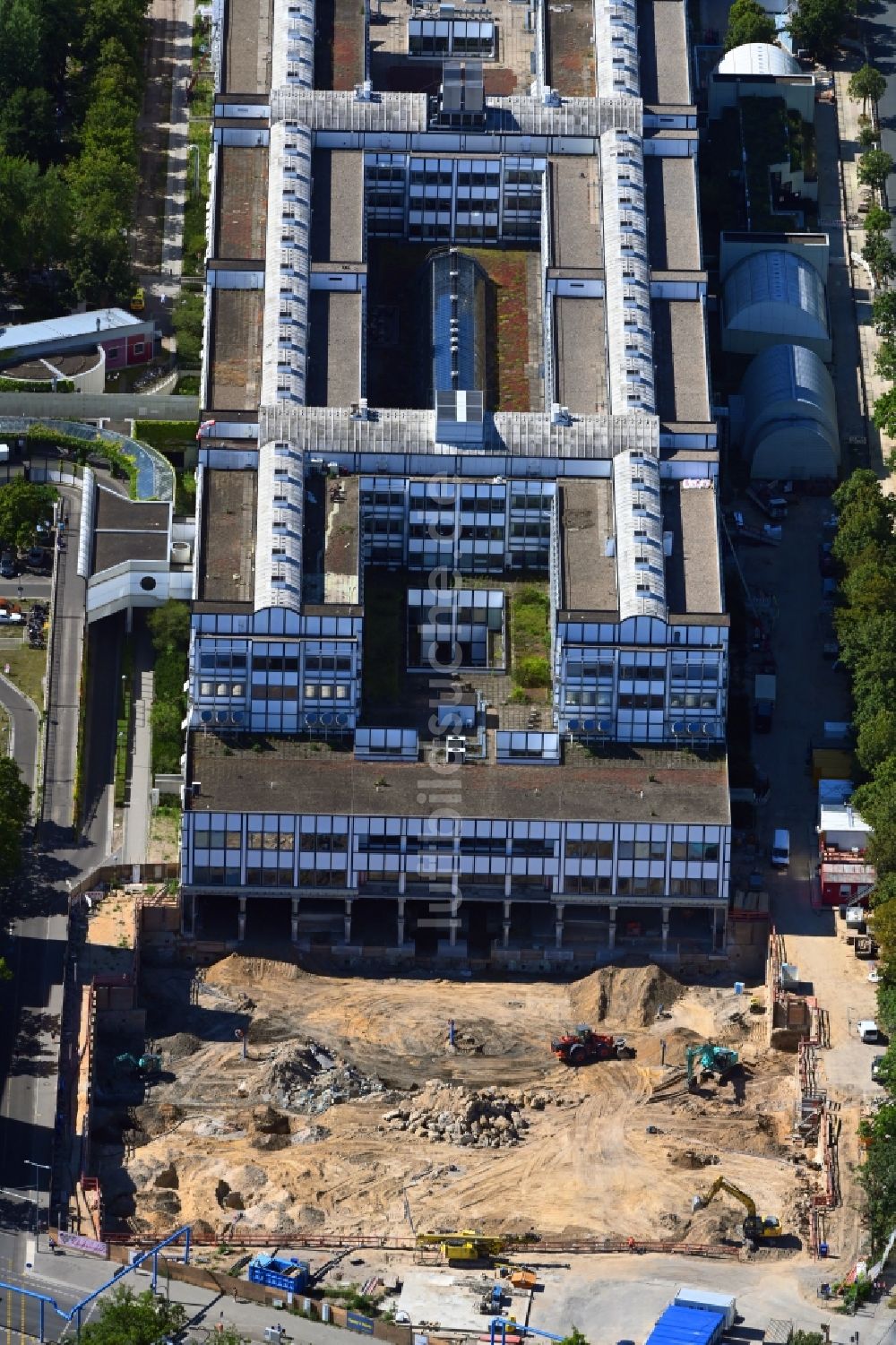Berlin von oben - Erweiterungs- Neubau auf dem Klinikgelände des Krankenhauses Vivantes Klinikum Neukölln in Berlin, Deutschland