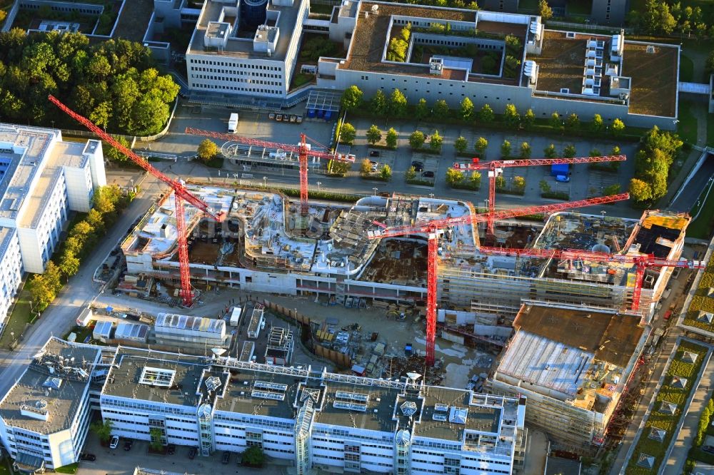 Luftaufnahme Unterföhring - Erweiterungsbaustelle am Gebäudekomplex des Senders New Campus des Senders PRO7 in Unterföhring im Bundesland Bayern, Deutschland