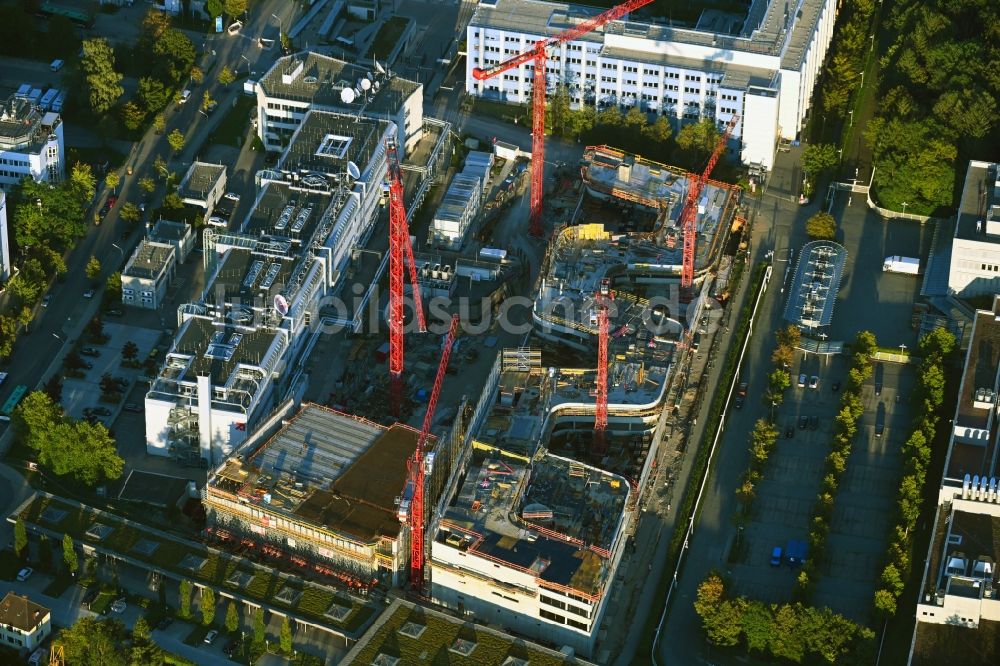 Unterföhring aus der Vogelperspektive: Erweiterungsbaustelle am Gebäudekomplex des Senders New Campus des Senders PRO7 in Unterföhring im Bundesland Bayern, Deutschland