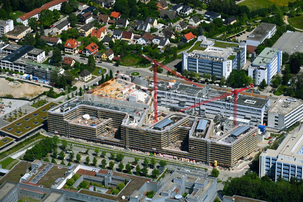 Unterföhring von oben - Erweiterungsbaustelle am Gebäudekomplex des Senders New Campus des Senders PRO7 in Unterföhring im Bundesland Bayern, Deutschland