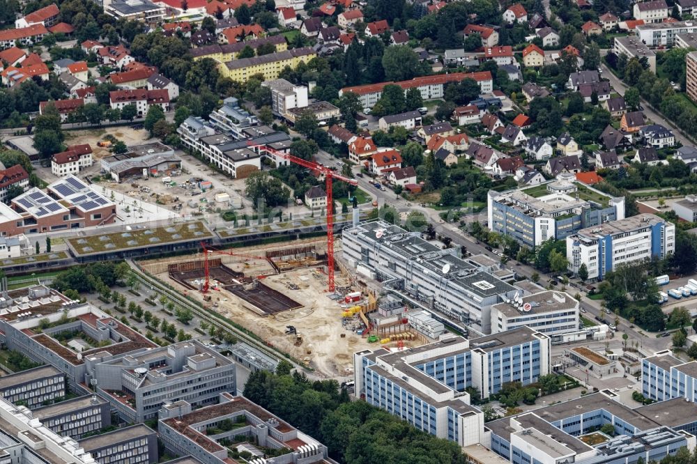 Unterföhring aus der Vogelperspektive: Erweiterungsbaustelle am Gebäudekomplex des Senders New Campus des Senders PRO7 in Unterföhring im Bundesland Bayern, Deutschland