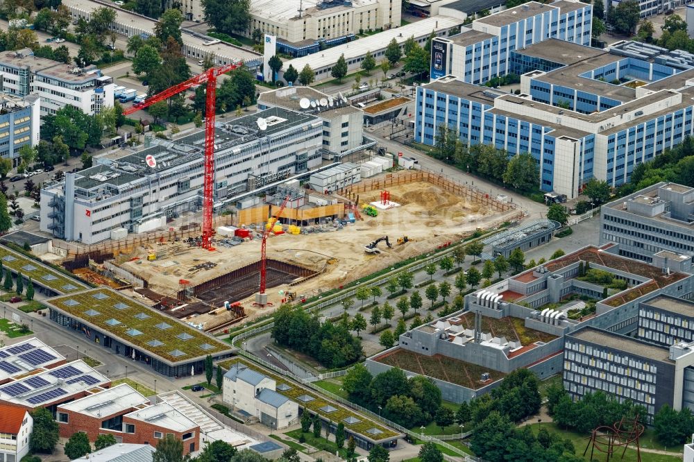 Unterföhring von oben - Erweiterungsbaustelle am Gebäudekomplex des Senders New Campus des Senders PRO7 in Unterföhring im Bundesland Bayern, Deutschland